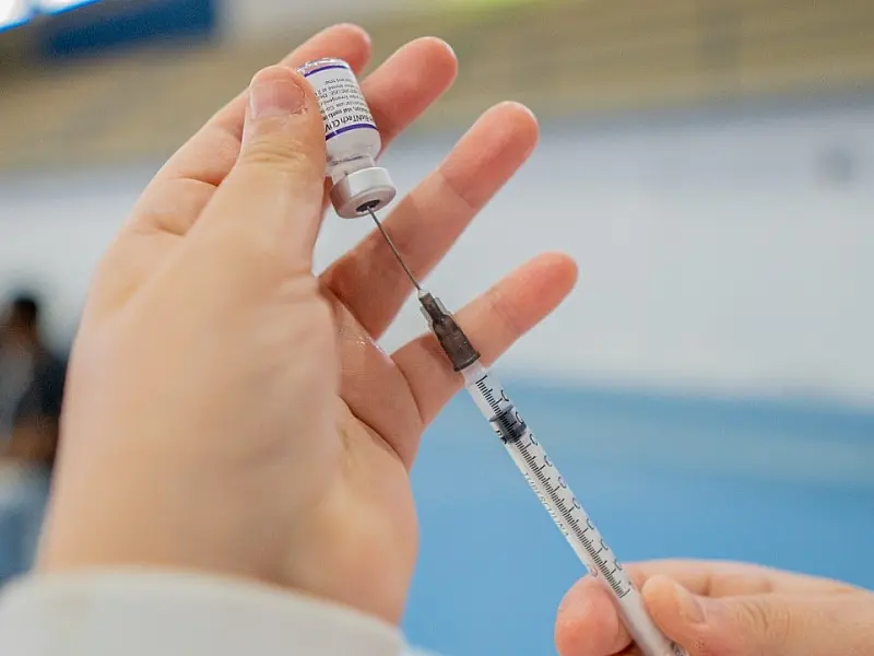 Bertioga inicia aplicação da 4ª dose da vacina contra a Covid-19 em pessoas acima de 60 anos