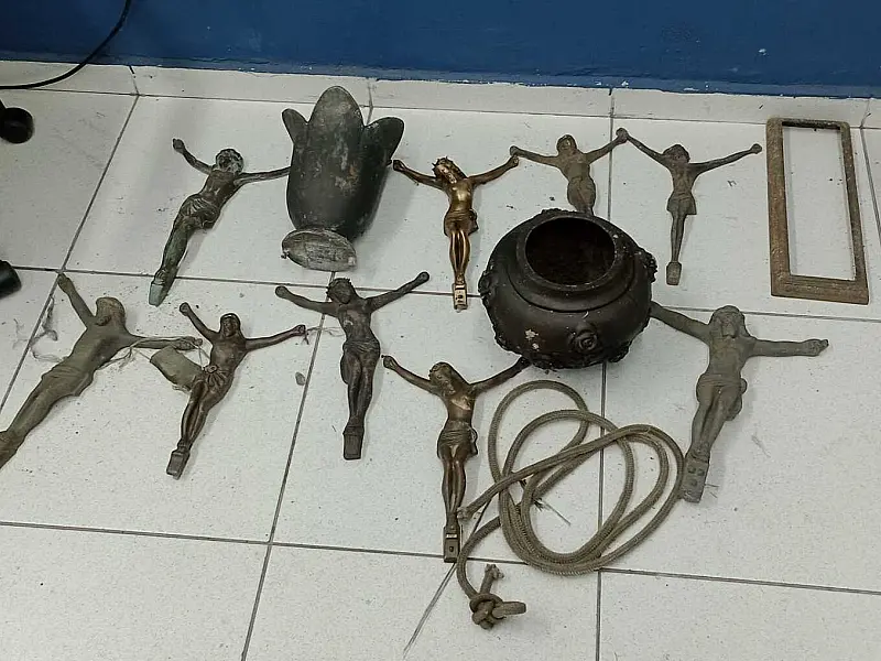 Guardas municipais de Santos recuperam peças furtadas do cemitério do Saboó