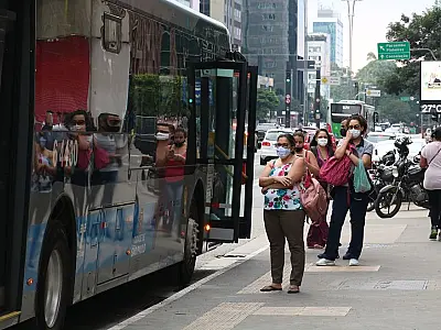 Senado aprova programa que financia passagens de idosos no transporte