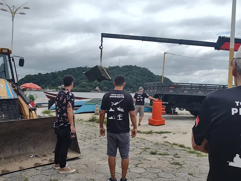 2º Projeto Salvamar retira do canal do Mar Pequeno, em São Vicente, 10 toneladas de lixo