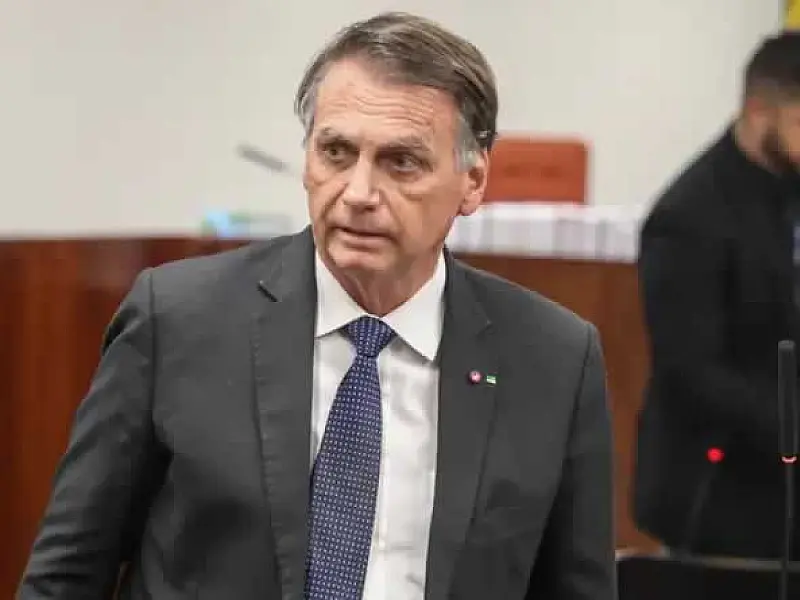 PF cumpre mandados na casa de Jair Bolsonaro, que usará tornozeleira