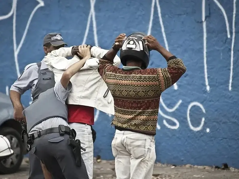 Chance de adolescentes negros serem abordados pela polícia é maior
