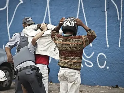 Chance de adolescentes negros serem abordados pela polícia é maior
