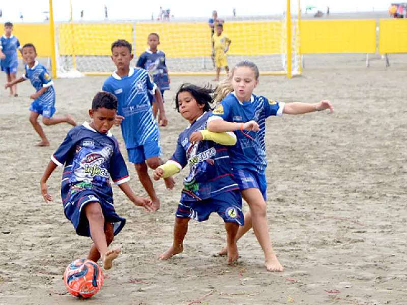 Clínica de beach soccer para crianças acontece nesta quinta em Itanhaém