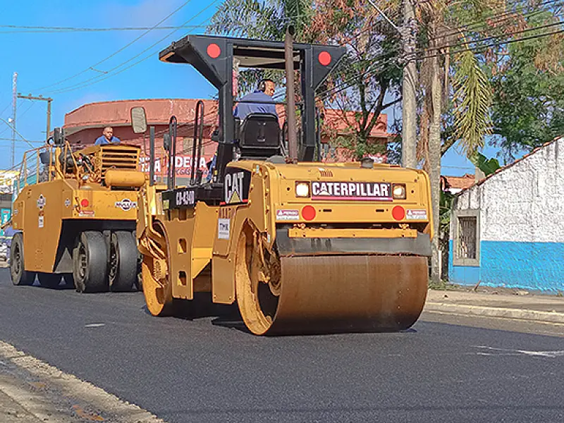 Avenida Flácides Ferreira, em Itanhaém, começa a ganhar novo asfalto