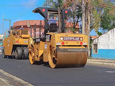 Avenida Flácides Ferreira, em Itanhaém, começa a ganhar novo asfalto