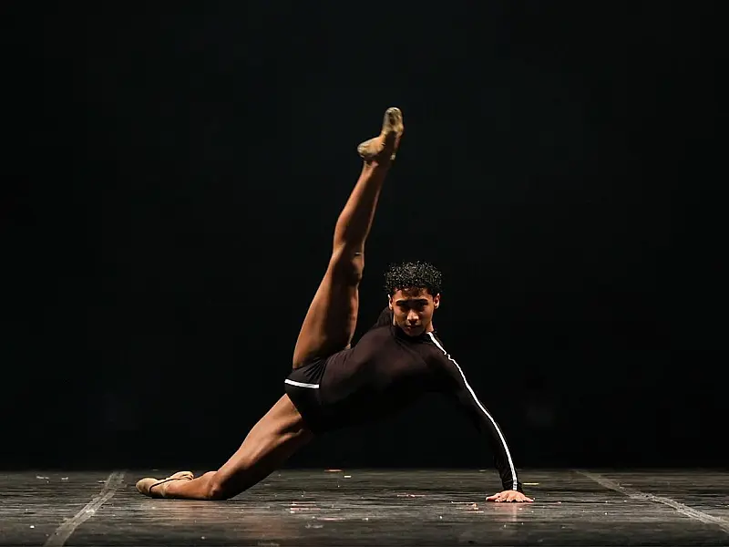 Bailarino de São Vicente disputa concurso internacional de dança clássica, na Suíça