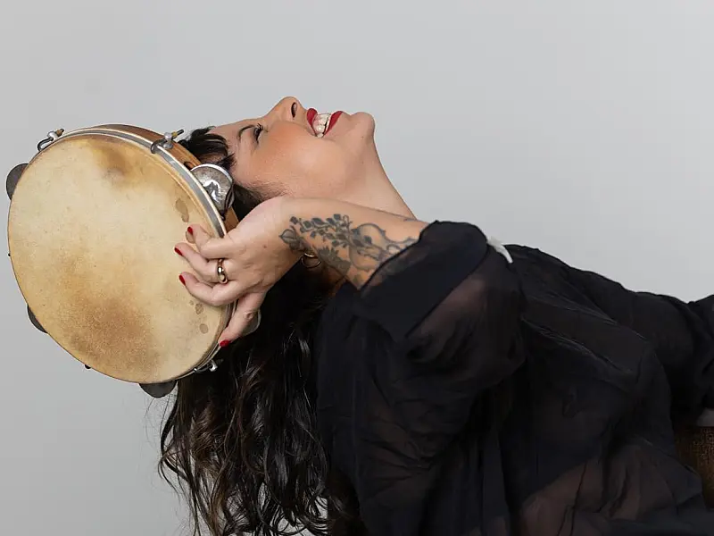 Chorinho no Aquário homenageia Dia da Mulher Sambista com Monna neste feriado prolongado