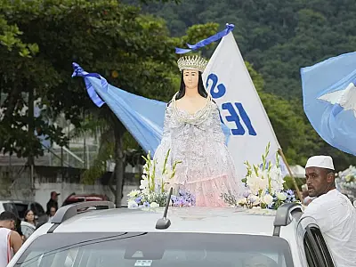 Festa de Iemanjá reúne 6 mil pessoas na Praia da Enseada