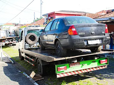 Operação Lata-Velha remove mais de 300 veículos abandonados em São Vicente no primeiro semestre