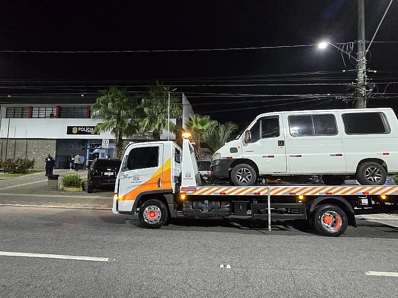 Agentes da Romu apreendem van que realizava transporte irregular de passageiros