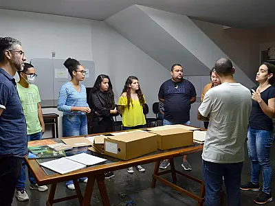 Acervo de milhões de documentos e história de Santos encantam estudantes