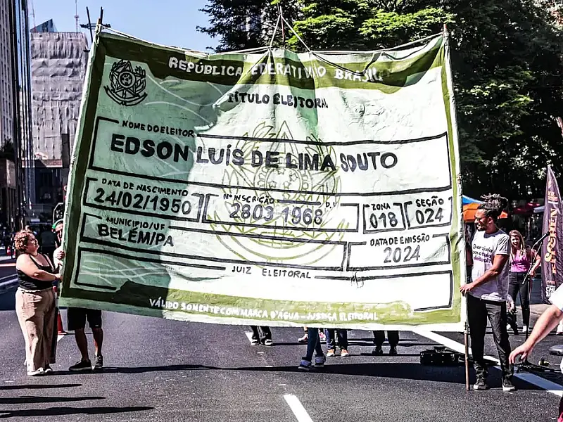 Campanha usa título de eleitor gigante para chamar jovens para votar