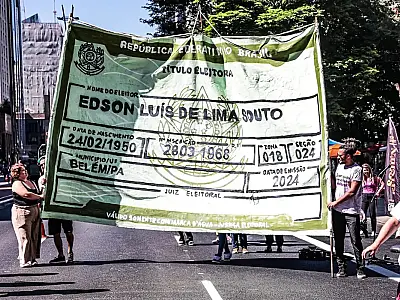 Campanha usa título de eleitor gigante para chamar jovens para votar