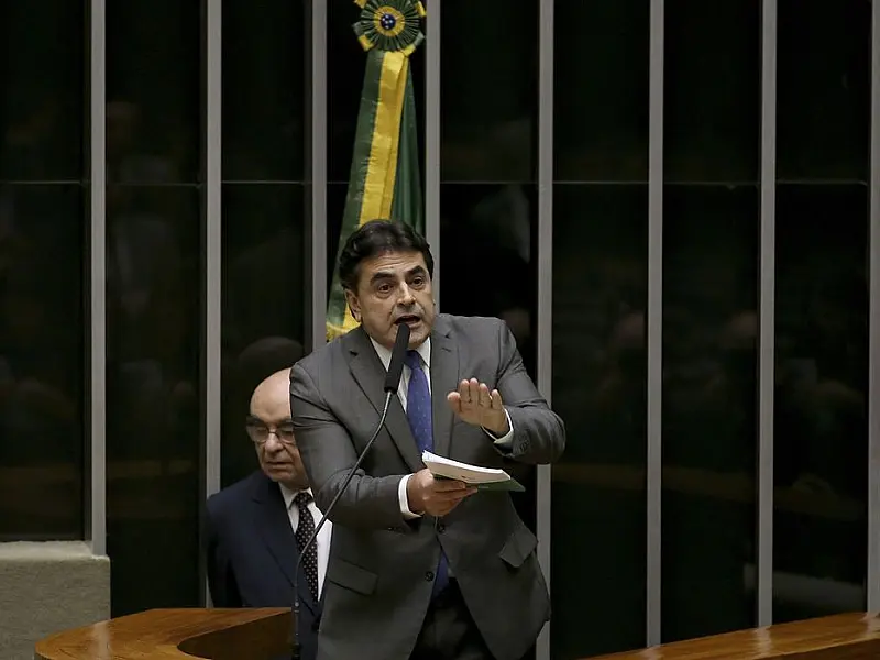 Deputados protocolam PEC que permite derrubada de decisões do STF