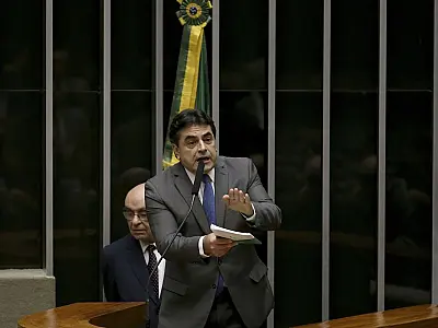 Deputados protocolam PEC que permite derrubada de decisões do STF