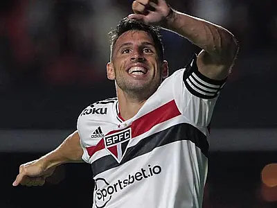 São Paulo vai com força máxima e aposta em Calleri para bater o Corinthians