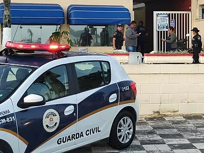 GCM de Guarujá localiza proprietário de carteira perdida com R$ 1.445, documentos e cartões