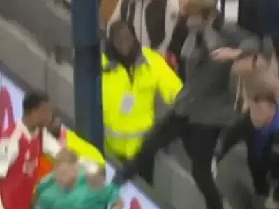 Torcedor é banido dos estádios por 4 anos por agredir goleiro do Arsenal