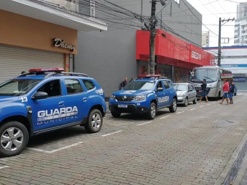 Dois ônibus são multados por descumprirem a lei do turismo de um dia