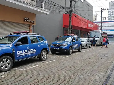 Dois ônibus são multados por descumprirem a lei do turismo de um dia