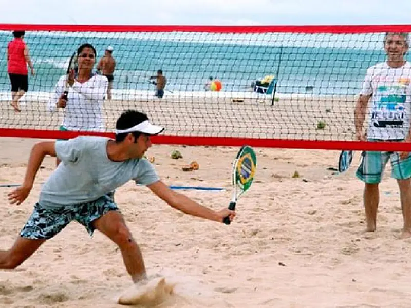 Torneio de Beach Tennis e Biribol, música e aulas de dança são atrações na Arena Esportiva