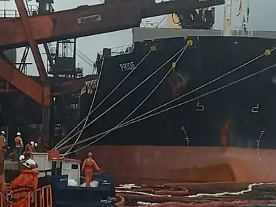 Navio deixa o Porto após derramamento de 200 litros de óleo combustível no mar