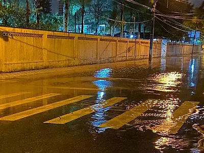 Frente fria chega à Baixada antes da hora trazendo chuva, vento, raios e transtornos