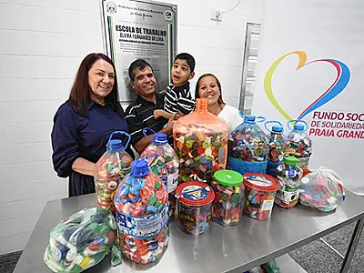 Família beneficiada pelo Fundo Social arrecada tampinhas para ajudar quem precisa