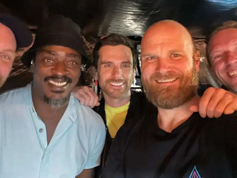 Coldplay toca com Milton Nascimento e Seu Jorge em último show no Brasil