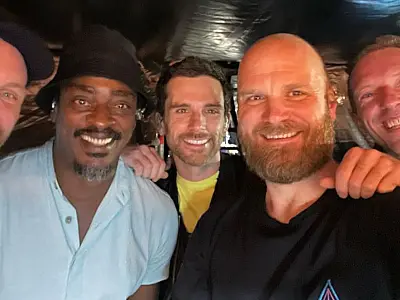Coldplay toca com Milton Nascimento e Seu Jorge em último show no Brasil