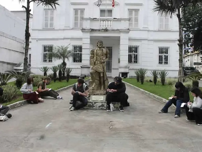 Celebrando o aniversário de São Vicente, 'Em Bando Coletivo' se apresenta no Instituto Histórico