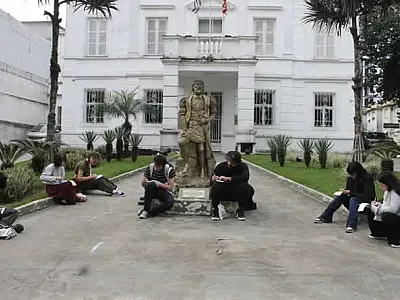 Celebrando o aniversário de São Vicente, 'Em Bando Coletivo' se apresenta no Instituto Histórico