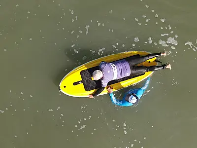 Após sofrer AVC, santista recupera autonomia e alegria na Escola de Surfe Adaptado