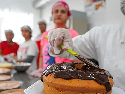 Curso gratuito de confeitaria é destaque e abre portas para o empreendedorismo de Praia Grande/SP