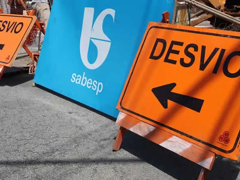 Obras da Sabesp interditam trecho da Avenida Ayrton Senna, em Praia Grande/SP