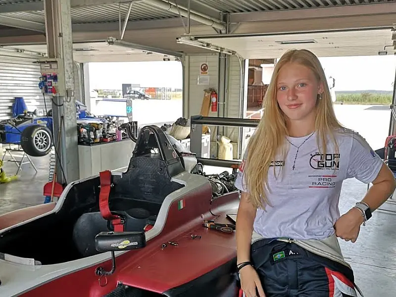 Aos 15 anos, única garota na F4 brasileira mira carreira nas pistas