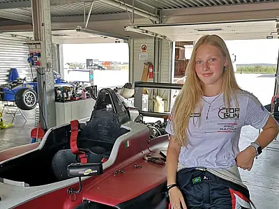 Aos 15 anos, única garota na F4 brasileira mira carreira nas pistas