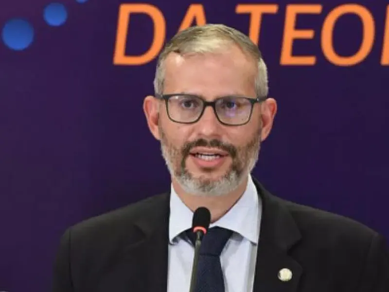 Bolsonaro oficializa Victor Godoy no Ministério da Educação