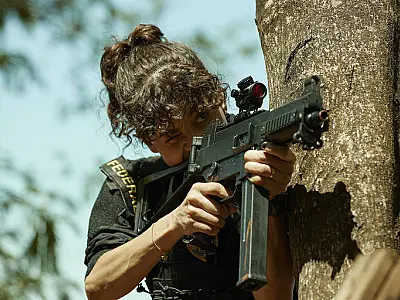 Maeve Jinkings mostra versatilidade ao estrelar 'DNA do Crime' como policial