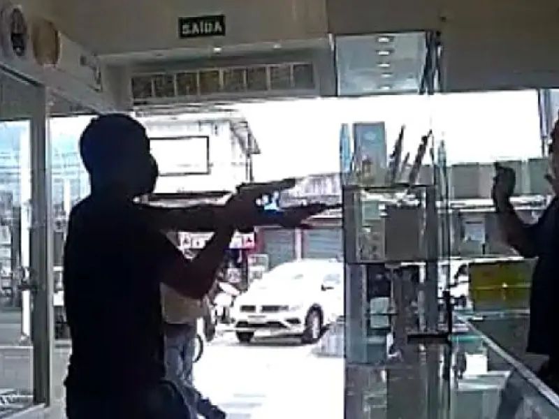 Pânico em Guarujá: bandidos armados roubam joalheira e trocam tiros com guardas municipais; vídeo