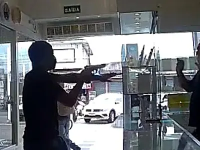 Pânico em Guarujá: bandidos armados roubam joalheira e trocam tiros com guardas municipais; vídeo