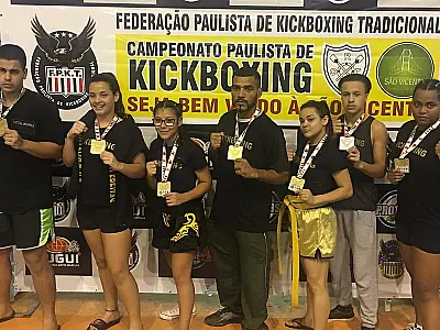 Atletas de Guarujá conquistam medalhas no kickboxing e karatê