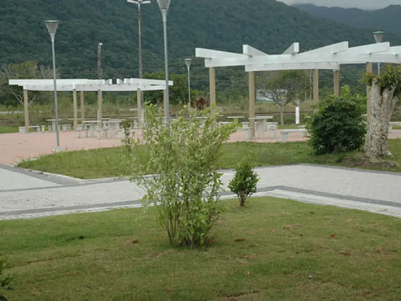 Obras de reforma da Praça Carlos Gomes, em Praia Grande, avançam