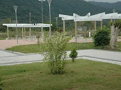 Obras de reforma da Praça Carlos Gomes, em Praia Grande, avançam