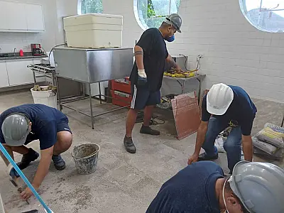 Alunos de curso de pedreiro aprendem e trocam piso em vila criativa de Santos