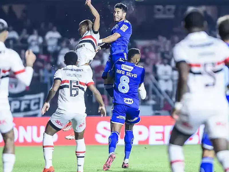 São Paulo bate Cruzeiro com gols relâmpagos e entra no G4 do Brasileiro