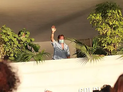 Roberto Carlos aparece na sacada após dois anos e comemora aniversário