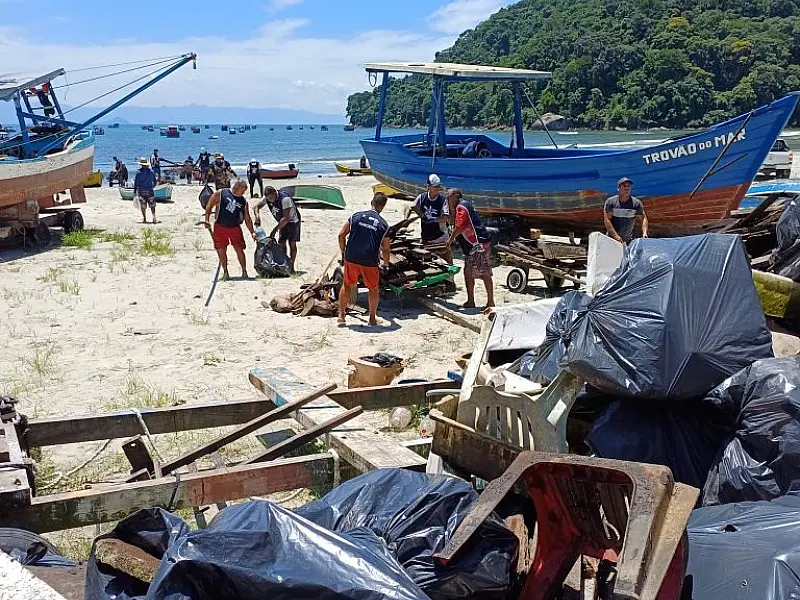 Pescadores retiram cerca de seis toneladas de lixo do manguezal do Rio do Peixe, no Guarujá