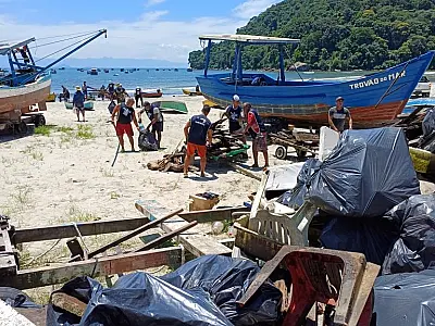 Pescadores retiram cerca de seis toneladas de lixo do manguezal do Rio do Peixe, no Guarujá